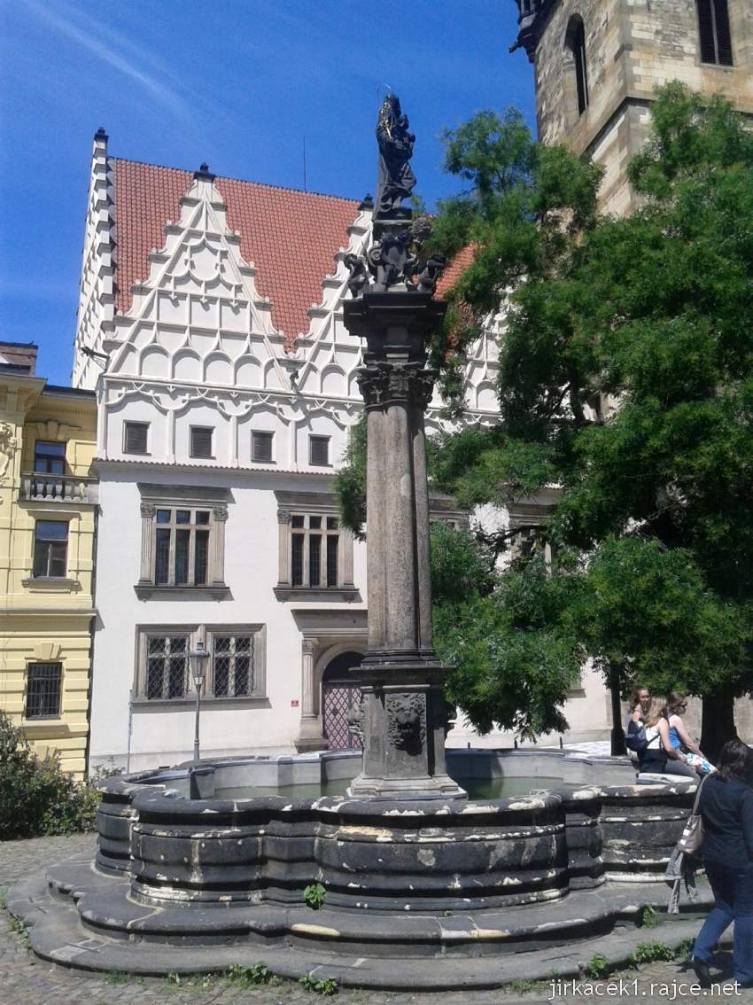 Praha - Novoměstská radnice 05 - kašna sv. Josefa a na vrcholu sv. Josef s Ježíškem v náručí