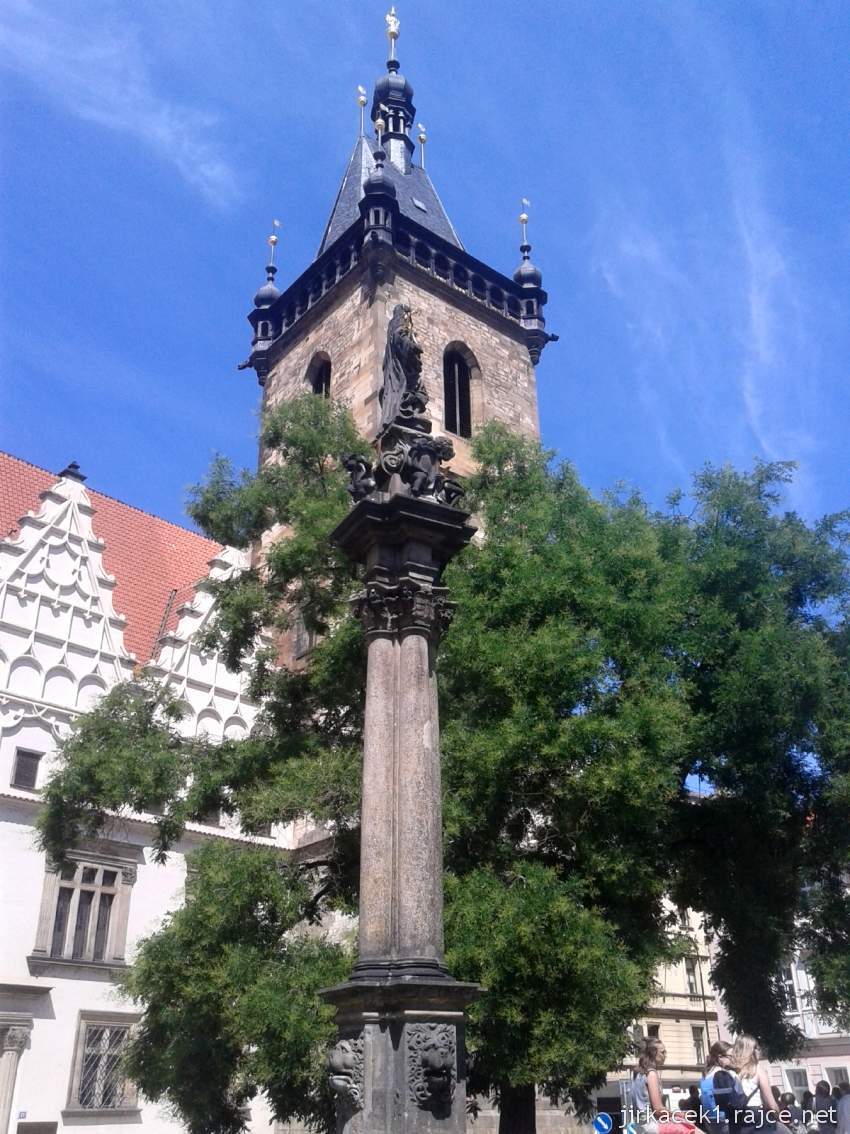 Praha - Novoměstská radnice 06 - kašna sv. Josefa a na vrcholu sv. Josef s Ježíškem v náručí