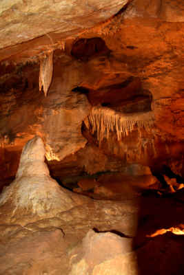 Šestý den - Přes Čertovy schody s Kobylou do Alkazaru - Koněpruskéá jeskyně - síň U Varhan.
Pod výrazným trsem stalaktitů zde stojí velký stalagmit a za skalní kulisou je jeden z nejkrásnějších krápníkových útvarů jeskyně – řada splývavých stalaktitů zvaná Varhany.