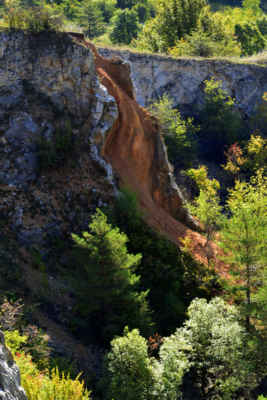Šestý den - Přes Čertovy schody s Kobylou do Alkazaru - Největší z lomů zaříznutých do jižního svahu Zlatého koně byl využíván k těžbě vápence. Jeho stěnou byly v roce 1950 objeveny Koněpruské jeskyně.
Místy se v množství suti koněpruských vápenců vyskytují zkameněliny prvohorních živočichů.