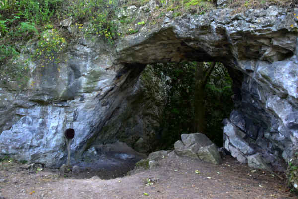 Šestý den - Přes Čertovy schody s Kobylou do Alkazaru - Přírodní vápencový útvar je pozůstatkem vstupního portálu bývalé jeskyně, jejíž strop se v 19. století propadl. Je to největší skalní brána Českého krasu. Brána byla pojmenována po českém lékaři a archeologovi Janu Axamitovi, který se ve 20. letech 20. století podílel na výzkumu území.