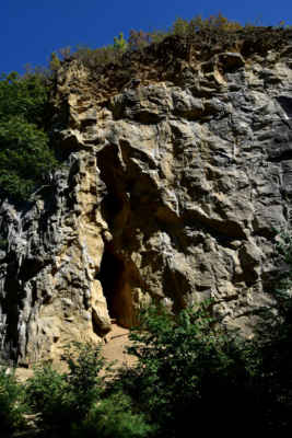 Šestý den - Přes Čertovy schody s Kobylou do Alkazaru - Lom Na Kobyle
Bývalý lom na těžbu narůžovělého vápence v severní části přírodní rezervace Kobyla v CHKO Český kras. Těžbou se odkryly četné krasové jevy, zejména jeskyně s významnými nálezy kostí pravěkých zvířat. V roce 1929 byla těžba ukončena a na unikátním stanovišti se uchytila řada chráněných rostliných i živočišných druhů.