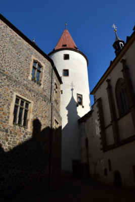 Pátý den - Křivoklátskými lesy na Křivoklát - Velká věž v hradním jádře patří mezi méně obvyklé donjony, protože obytné věže v Čechách bývaly obvykle čtverhranné. Součástí hradu je od první stavební fáze. Je 42 metrů vysoká a v průměru měří dvanáct metrů. Původně se do věže vcházelo portálem v úrovni druhého patra z jižního palácového křídla po padacím můstku. Dřevěná konstrukce, na kterou můstek navazoval, shořela při posledním velkém požáru hradu v roce 1826 a později už nebyla obnovena. Druhotně byl proražen nový portál v prvním patře, do kterého se vcházelo ze severního palácového křídla. Vchod v přízemí, který vede do hladomorny, pochází z roku 1750. Po jeho proražení se zde našlo šest kosterních pozůstatků. Obrannou funkci věže dokládá i síla stěn. Na nádvorní straně, odkud nehrozilo reálné nebezpečí, měří asi 2,5–3 metry. Na vnější straně, kde je věž propojená s hradbou, dosahuje šířka zdi až deset metrů.
