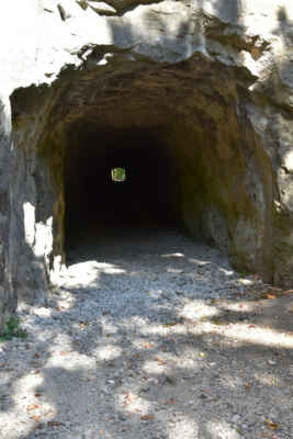 Šestý den - Přes Čertovy schody s Kobylou do Alkazaru - Lom Na Kobyle
Tunel sloužil k dopravě vytěženého vápence z kráteru lomu k železniční drážce, po které se dopravoval dál na zpracování.