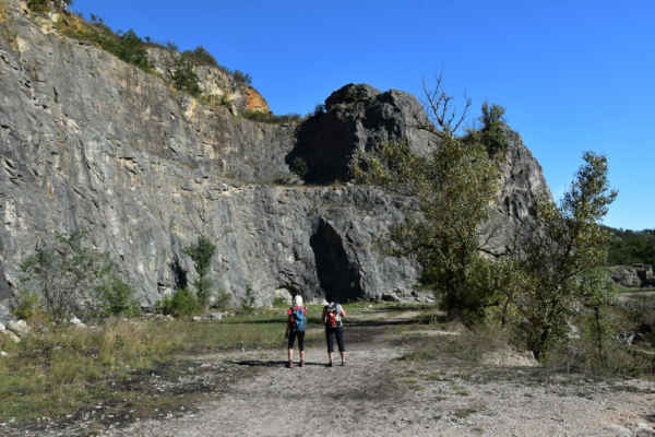Šestý den - Přes Čertovy schody s Kobylou do Alkazaru - Skalní masiv Levý amfiteátr, střední etáž pravá část.