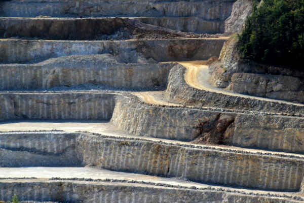Šestý den - Přes Čertovy schody s Kobylou do Alkazaru - Těžba vápence zde probíhá etážově a tak vznikla jednotlivá patra, která můžete spatřit, tedy schody. Dno lomu se nachází v nadmořské výšce 320 m n.m. a jeho severní stěna má nadmořskou výšku 445 metrů.