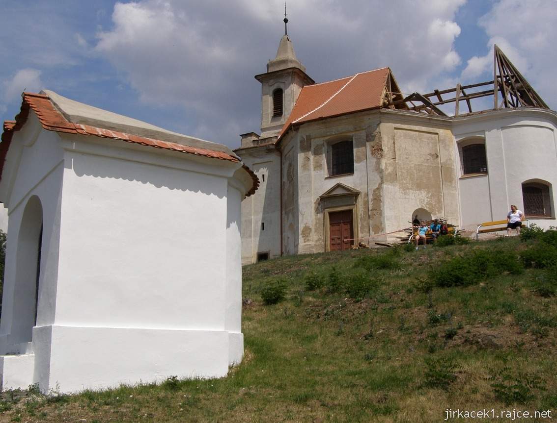 Dolní Kounice - Kaple sv. Antonína a jedno ze zastavení křížové cesty