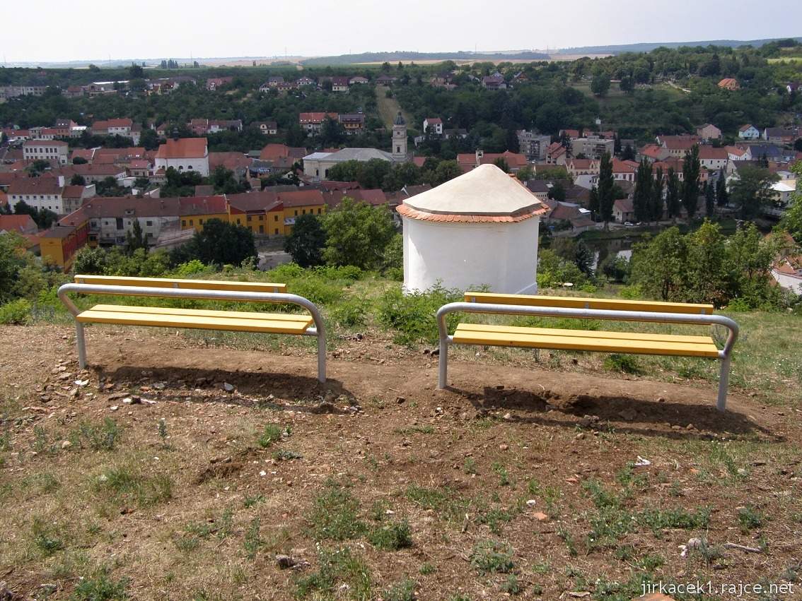 Dolní Kounice - Kaple sv. Antonína - lavičky a vyhlídka u kaple