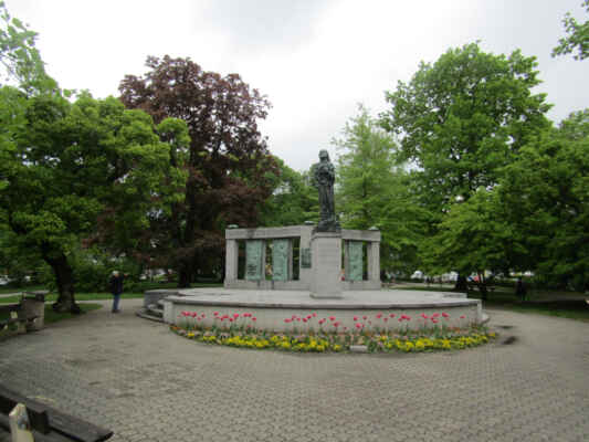 sousoší mistra Jana Husa pochází z roku 1927 a jeho autorem je známý český sochař František Bílek. Dílo bylo instalováno v roce 1928 v Husově parku u nádraží.