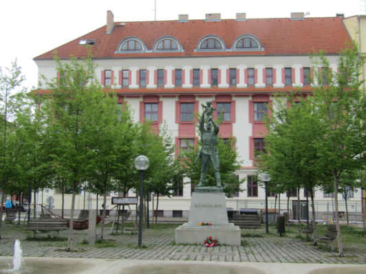 Pomník vojákům Rudé armády za osvobození Tábora v roce 1945 - Bronzové dílo vytvořené v letech 1947-1948 L. Varvažovským a P. Smetanou.