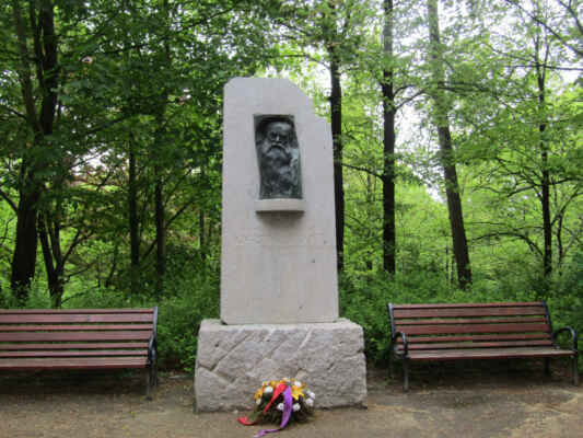 Holečkovy sady v Táboře nesou jméno významného českého spisovatele Josefa Holečka. V sadech najdeme i jeho pomník z roku 1922. Jedná se o bronzový reliéf vsazený do kamenné stély.