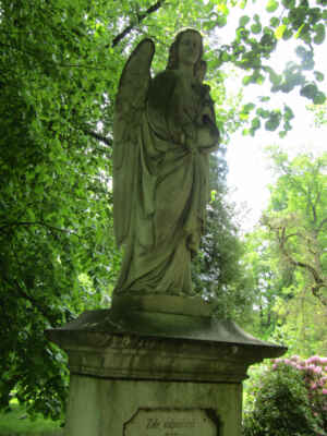 Park byl vytvořen na místě starého hřbitova. Proto zde je možné najít ještě několika náhrobků známých osobností.