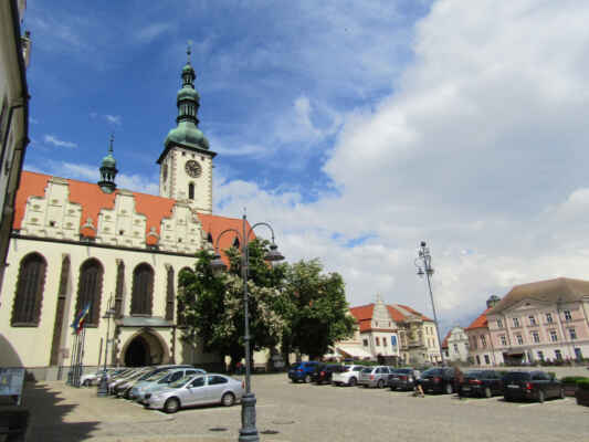 Žižkovo námestí a kostel Proměnění Páně - Chrám postavený v pozdně gotickém stylu z 15. a 16. století. Plášť chrámové stavby doplnily z vnější strany renesanční štíty. Gotická věž vyrostla o renesanční ochoz. Architekt Josef Mocker se pokusil obnovit středověkou podobu chrámové stavby její úpravou v gotickém duchu.