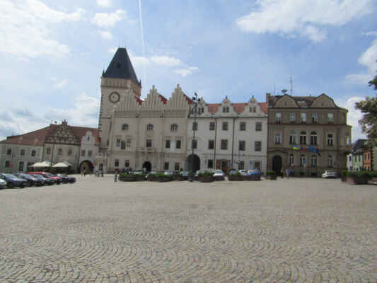 Stará radnice a současné Husitské muzeum - Táborská radnice patří mezi nejvýznamnější památky pozdní gotiky. S její výstavbou se začalo v 16. století a autorství celé budovy lze připsat Wendelu Roskopfovi, který stavbu radnice dokončil v roce 1521. Později došlo k několika úpravám, na kterých se podíleli mimo jiné A. Alfieri a Josef Niklas. Od roku 1960 slouží stará radnice jako muzeum. V jejích místnostech si můžete prohlédnout výtvarná díla se vztahem k Táboru a husitským tématům. V přízemí radnice se nachází vstup do podzemních chodeb.