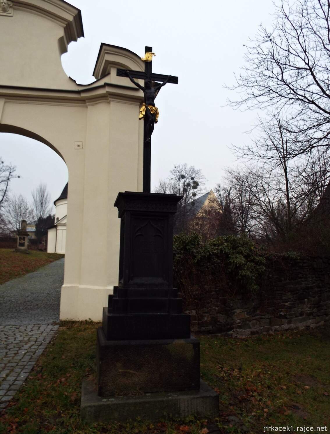 B - Fulnek - kaple sv. Rocha a Šebestiána 03 - železný kříž s Kristem