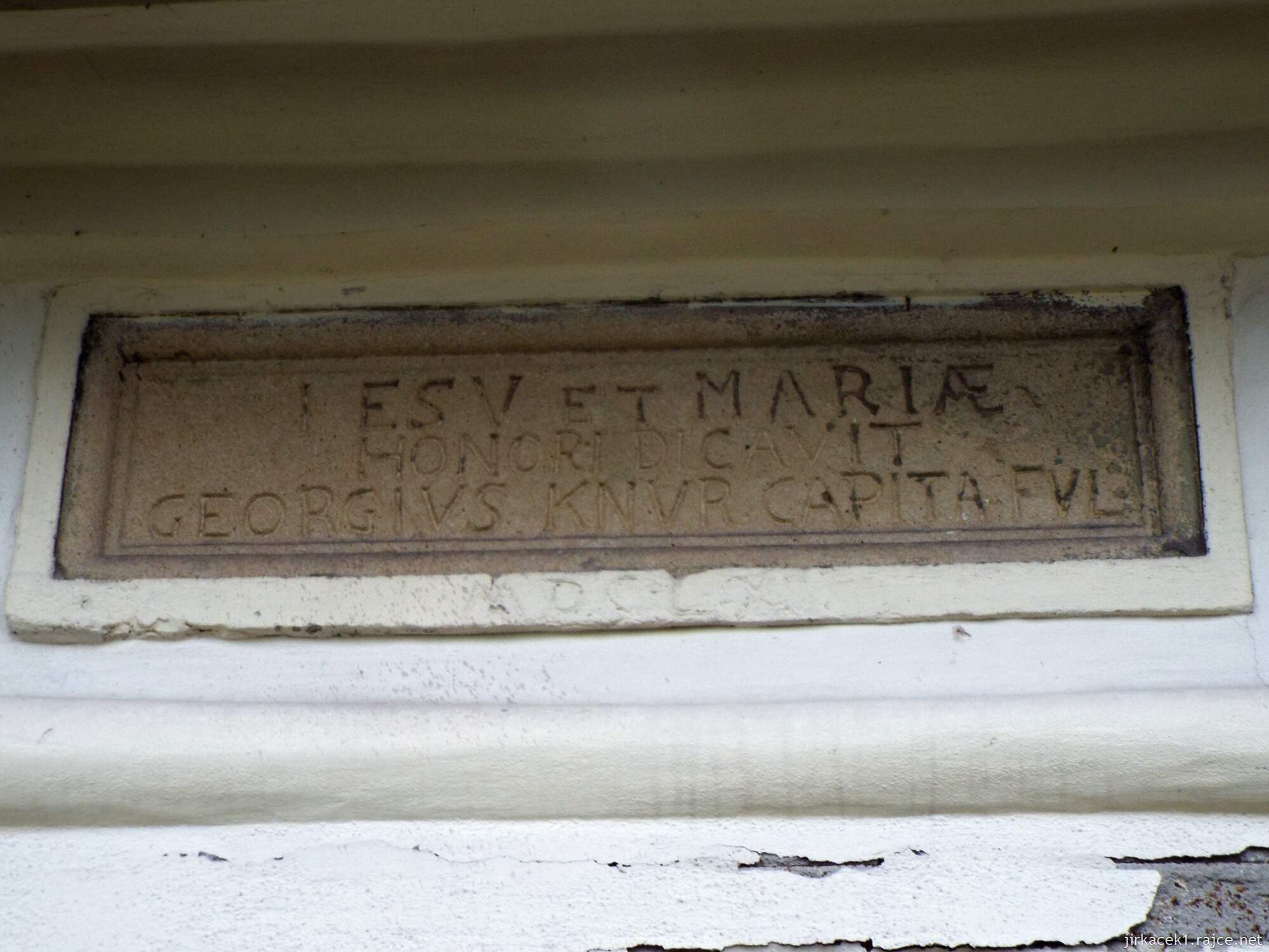 B - Fulnek - kaple sv. Rocha a Šebestiána 18 - nápis nad vchodem bývalé kostnice a kaple Panny Marie v ohradní zdi