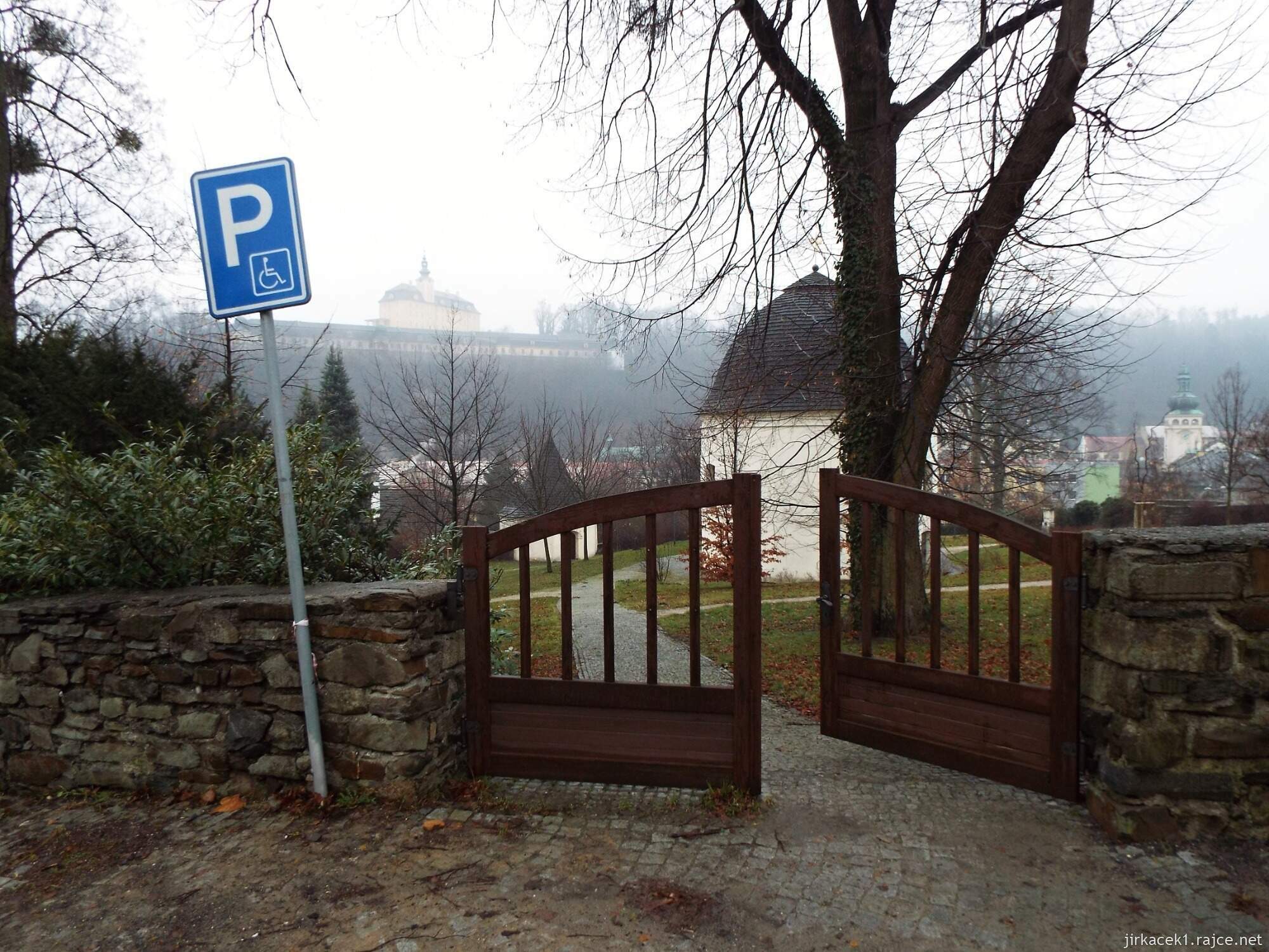 B - Fulnek - kaple sv. Rocha a Šebestiána 24 - horní vchod a v pozadí zámek