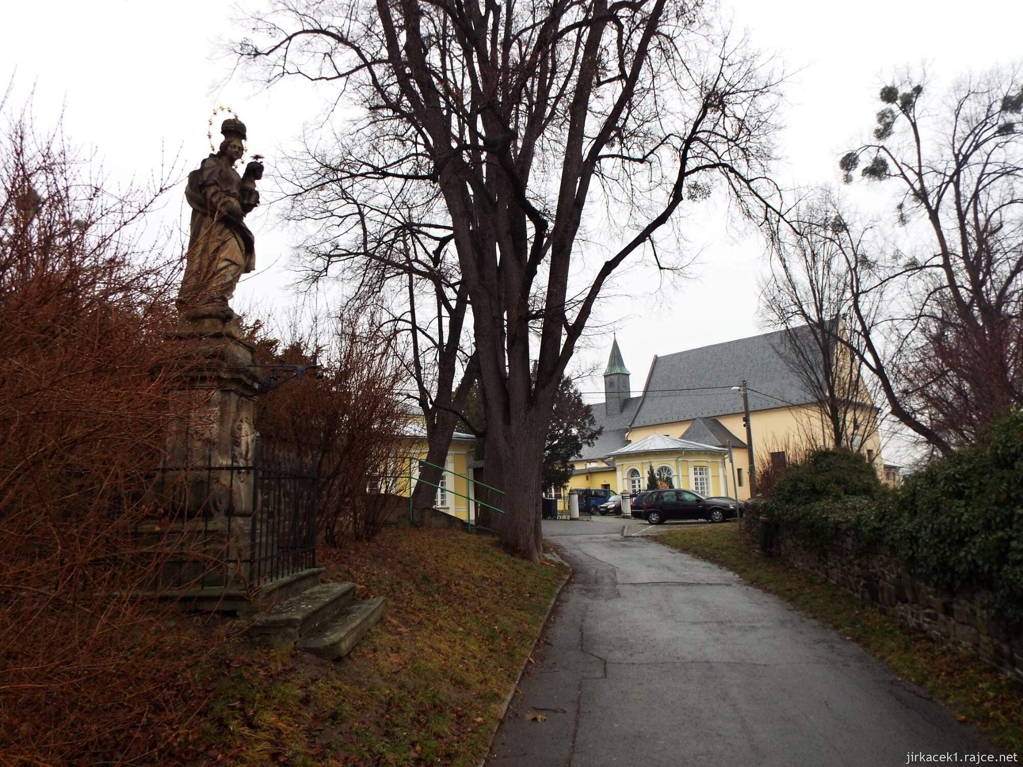 D - Fulnek - vila Loreta 10 - socha Panny Marie Sněžné a vzadu loreta