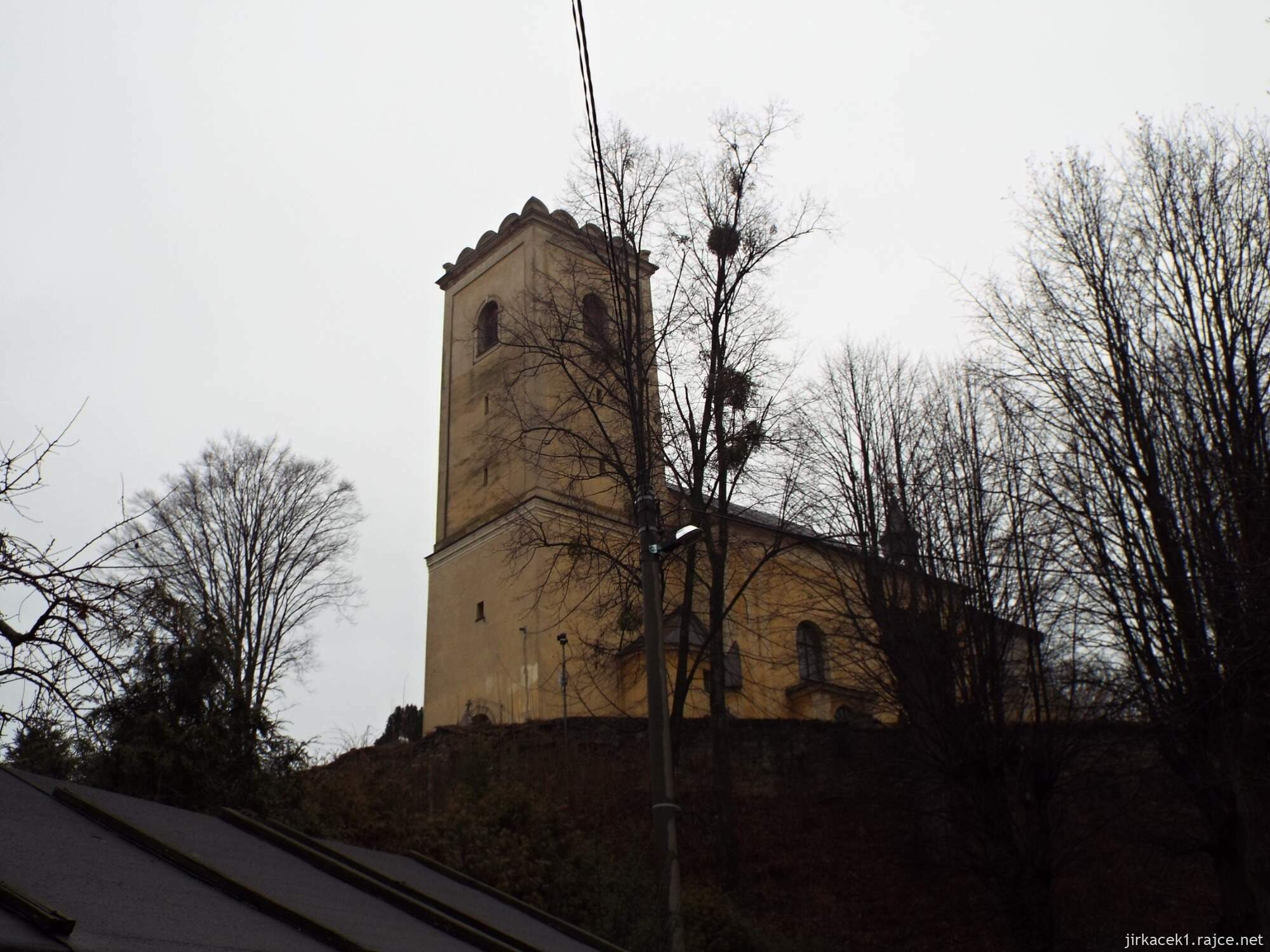 E - Fulnek - kostel Nanebevzetí Panny Marie v Jerlochovicíc​h 01 - pohled z příjezdové cesty