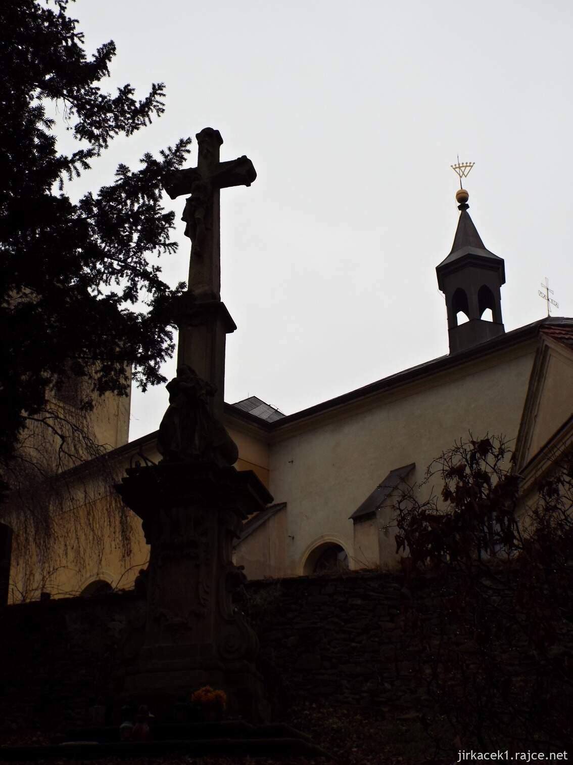 E - Fulnek - kostel Nanebevzetí Panny Marie v Jerlochovicích 03 - barokní pískovcový kříž z roku 1777