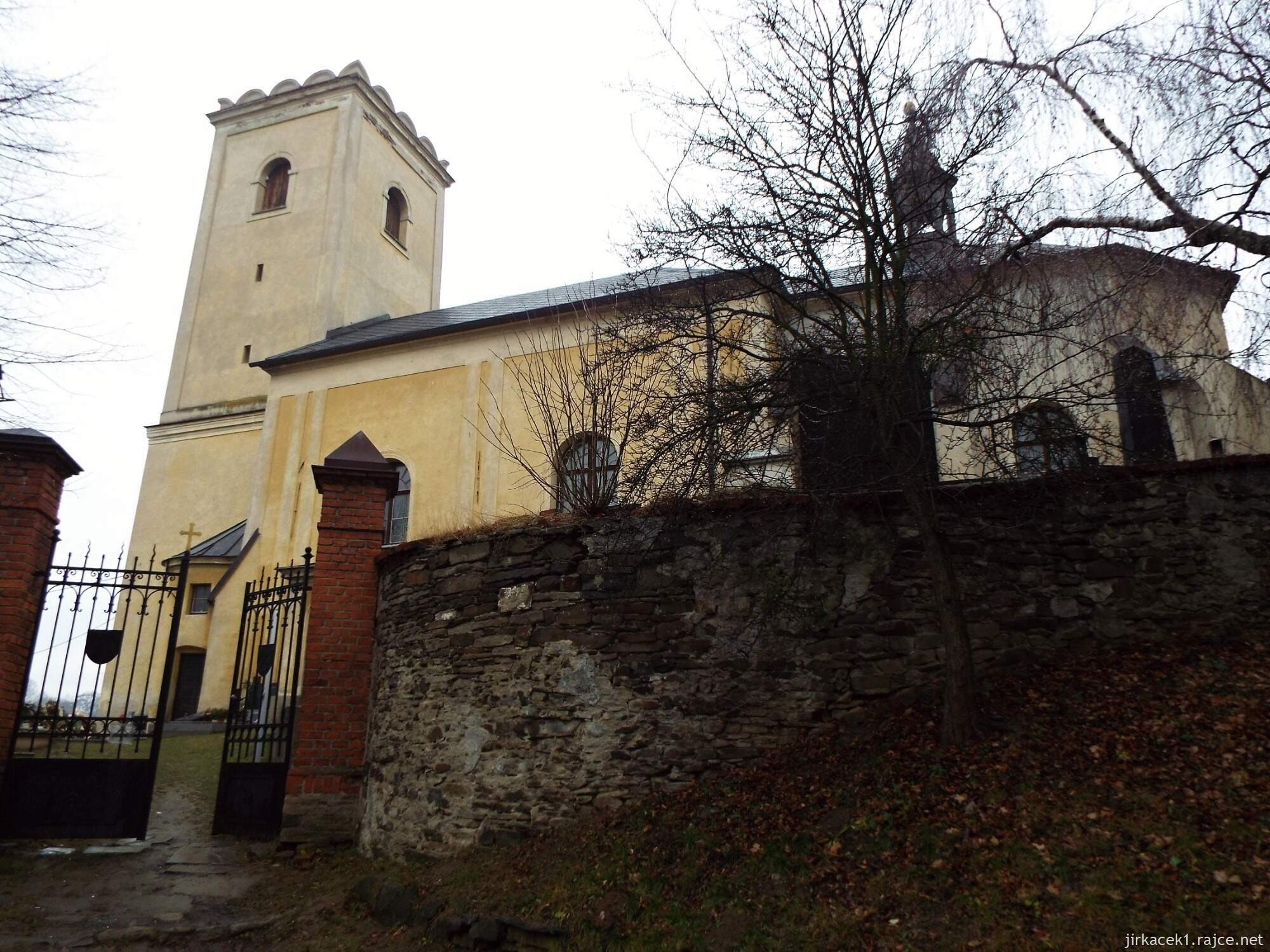 E - Fulnek - kostel Nanebevzetí Panny Marie v Jerlochovicíc​h 05 - brána do areálu, ohradní zeď a boční strana kostela