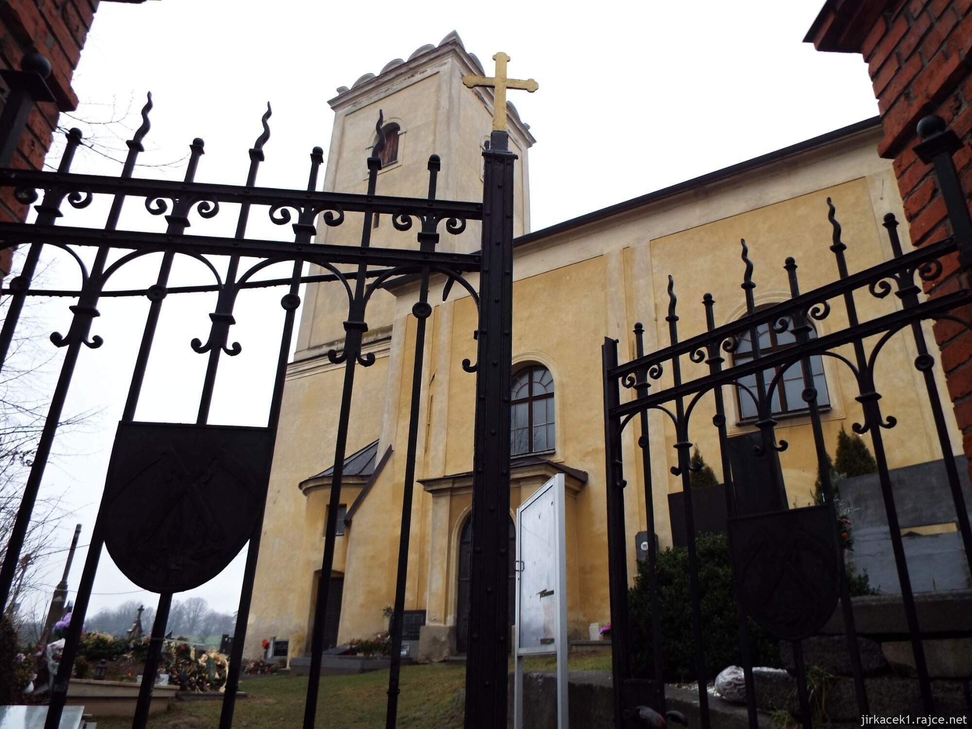 E - Fulnek - kostel Nanebevzetí Panny Marie v Jerlochovicích 06 - brána do areálu a kostelní věž