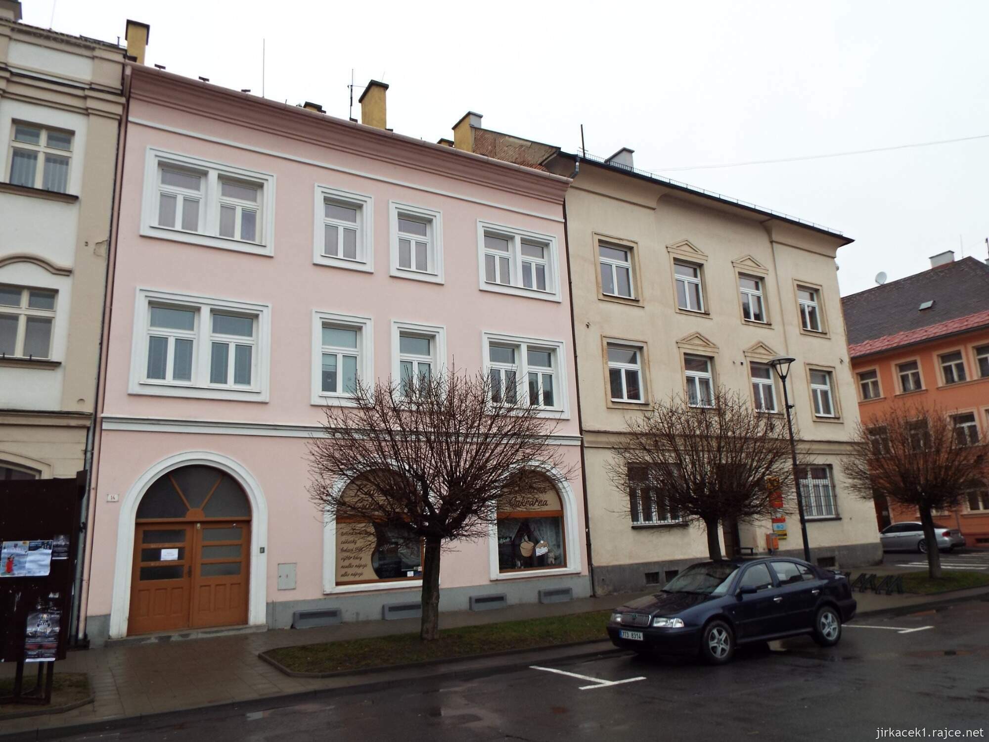 G - Fulnek - Komenského náměstí 10 - domy č.14 a 16 s poštou