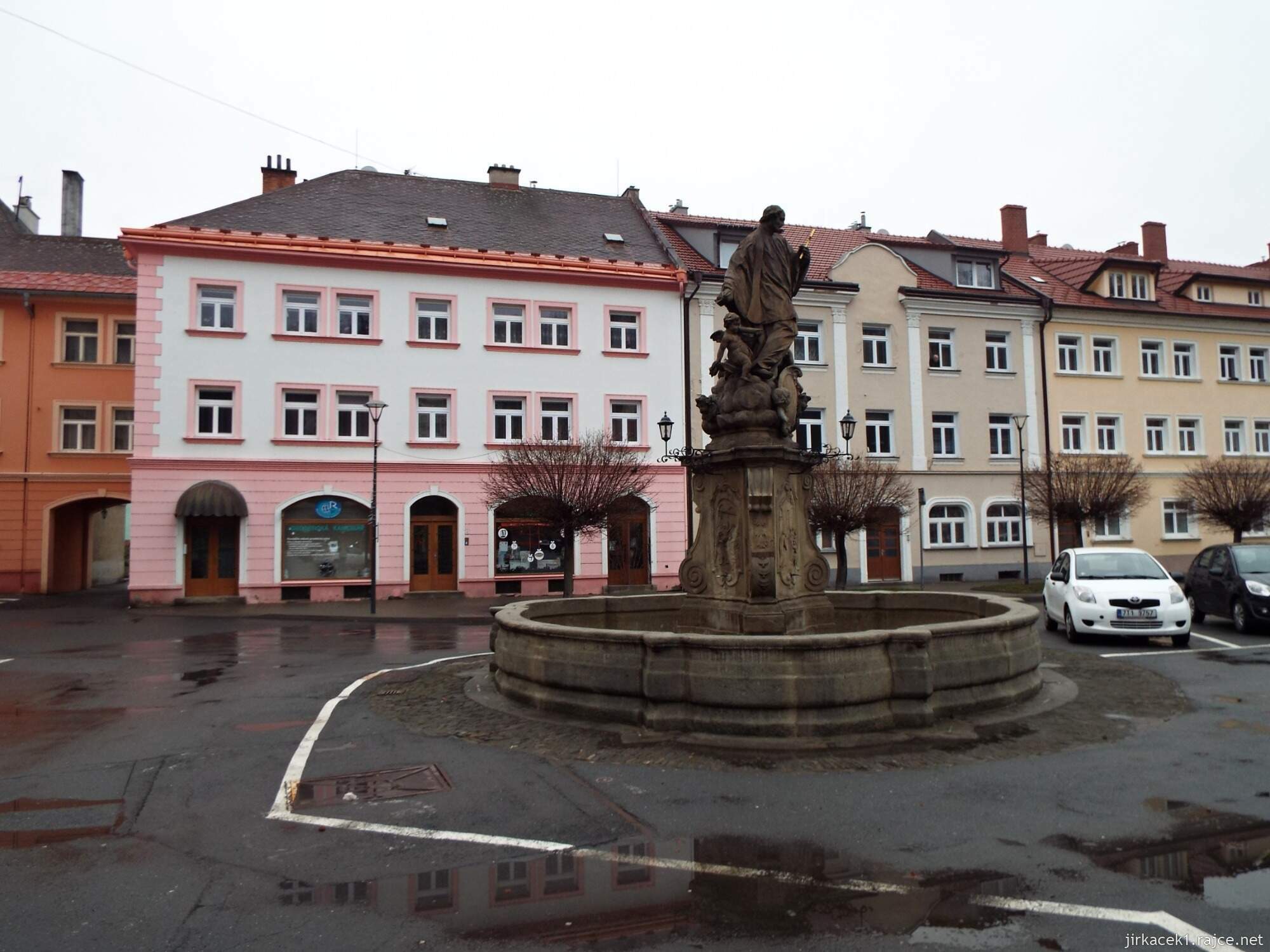 G - Fulnek - Komenského náměstí 11 - kašna se sochou sv. Jana Sarkandra