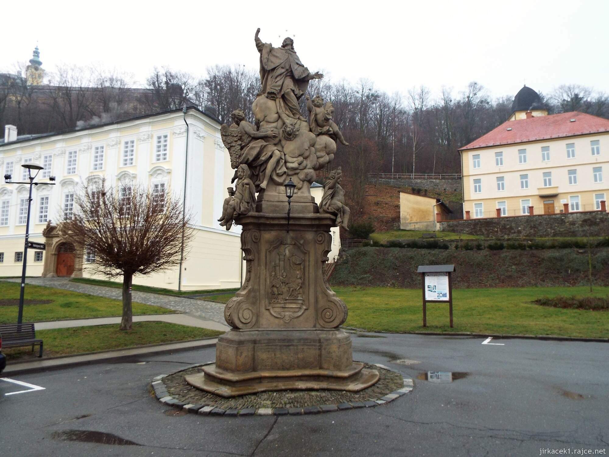 G - Fulnek - Komenského náměstí 25 - barokní sousoší sv. Jana Nepomuckého, za ním Knurrův dům a nad ním zámek