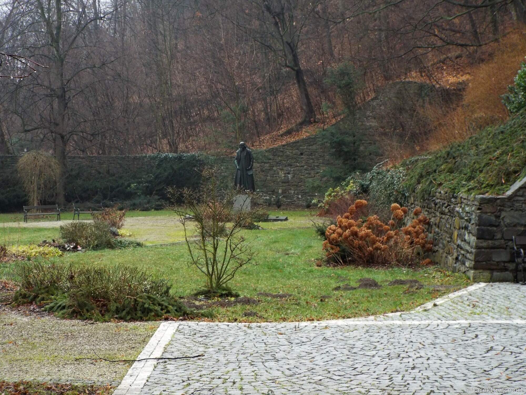 H - Fulnek - Památník J.A. Komenského 03 - socha