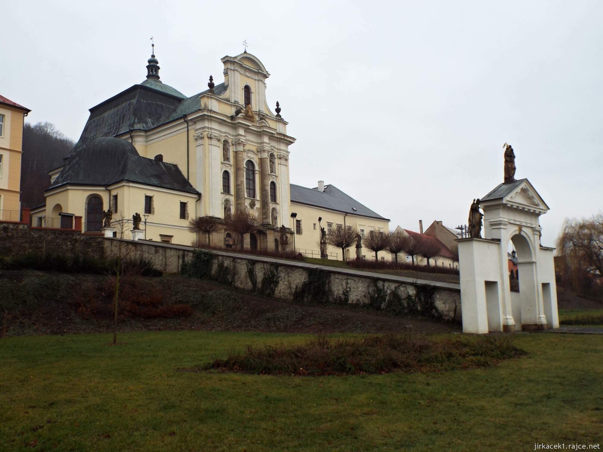 I - Fulnek - kostel Nejsvětější Trojice 03 - pohled z rohu náměstí