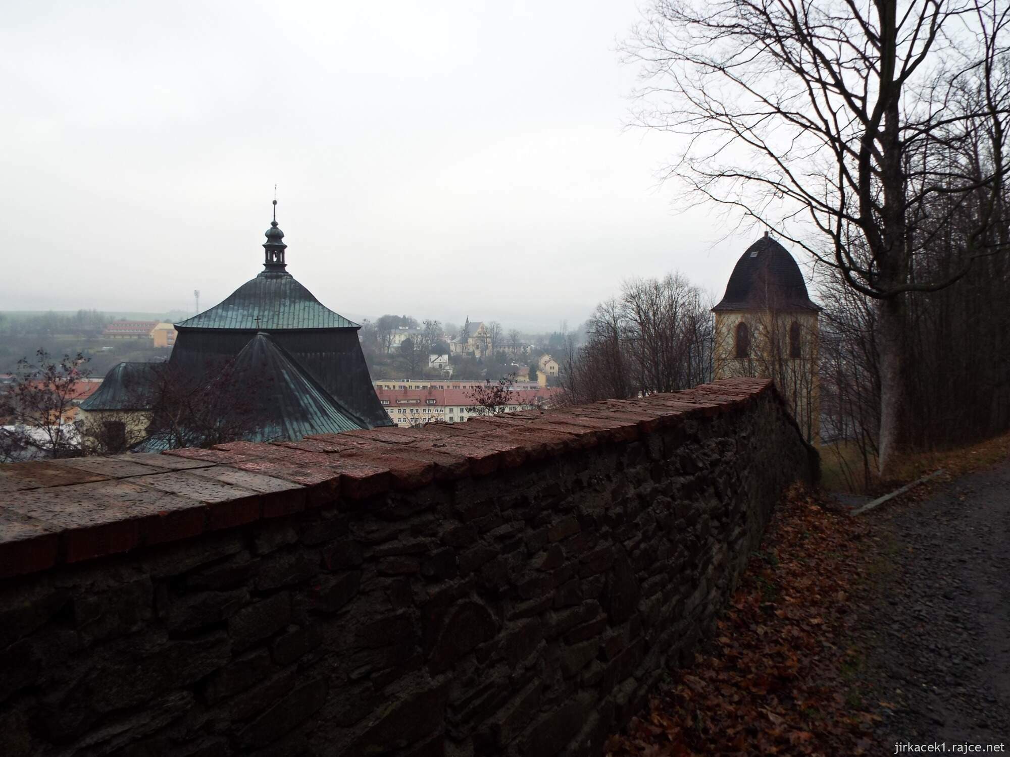 I - Fulnek - kostel Nejsvětější Trojice 41 - střecha kostela a špička Černé věže