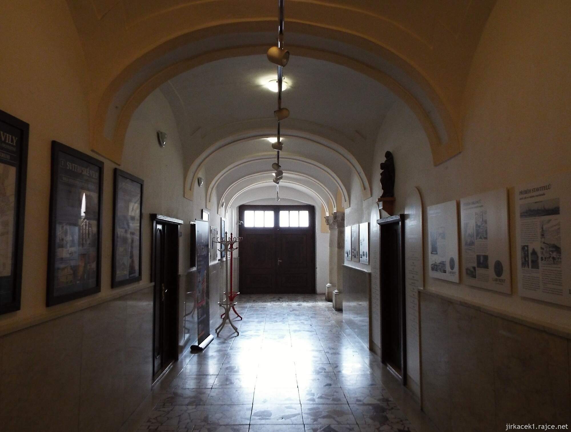 42 - Svitavy - městské muzeum 03 - vstupní chodba s expozicí Labyrint svitavských příběhů