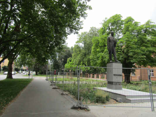 první trasa vedla okolo Kolína - Masarykova socha - V roce 1990 byla před budovou gymnázia znovu odhalena socha prvního československého prezidenta spolu s pamětní deskou, připomínající pohnutou historii této sochy.