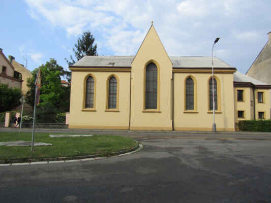 Pseudogotický evangelický  kostel z let 1868–71, v letech 1948–49 upraven podle návrhu Ing. Bareše. Při opravě v letech 1987–89 odstraněna výrazná secesní až historizující štuková výzdoba průčelí a zjednodušen štít.