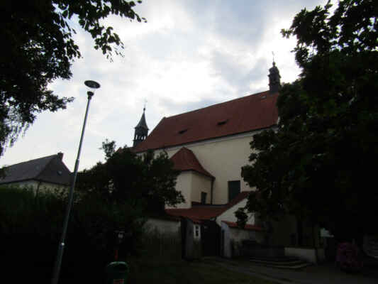 kostel Nejsvětější Trojice a kapucínský klášter - na rohu ulic Kutnohorská a Politických vězňů se nachází klášter kapucínů. Klášter byl postaven v letech 1666- 71. V roce 1950 byl zrušen, ale v roce 1990 došlo k jeho obnovení. Ke klášteru patří kostel Nejsvětější Trojice.