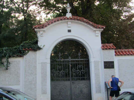 Starý židovský hřbitov - Hřbitov byl podle některých pramenů založen již v roce 1418 a jedná se po Praze o druhý nejstarší v Českých zemích. Nachází se na něm přes 2500 náhrobků.