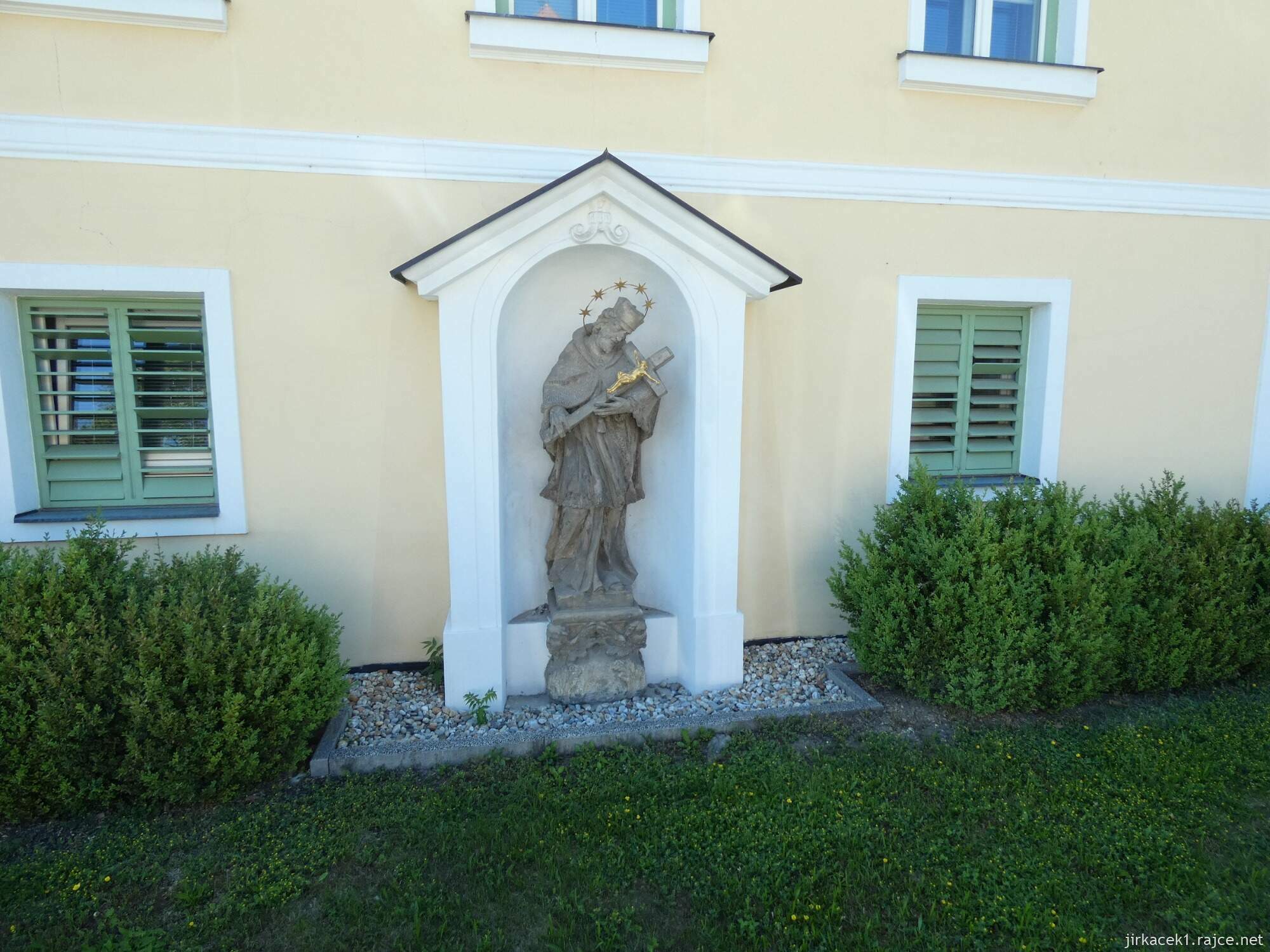 E - Holešov - socha sv. Jana Nepomuckého v klášterní zdi