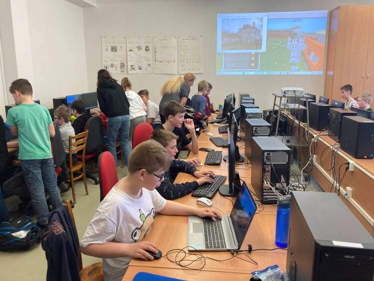 Minecraft – stavba školy