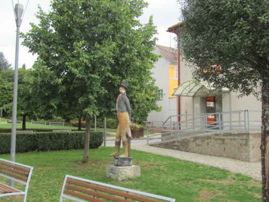 Švihák lázeňský - Dřevěná, 2,5 m vysoká socha, kterou pro obec zhotovil a daroval ji významný plzeňský umělec, akademický sochař Jaroslav Šindelář. Socha byla dokončena v roce 2012 a stala se symbolem náměstí U Fontány.