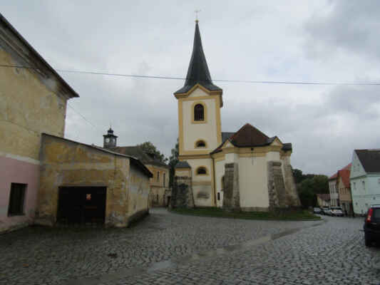 kostel Nanebevzetí Panny Marie - Barokní kostel nahradil původní gotický, který byl v roce 1710 zbourán. Roku 1838 byly provedeny stavební úpravy kostela v souvislosti s požárem města. V roce 1995 prošel rekonstrukcí.