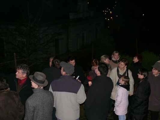 Vánoce 2009 - Koledování u kostela...