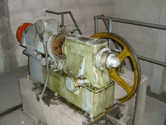 starý výtahový motor