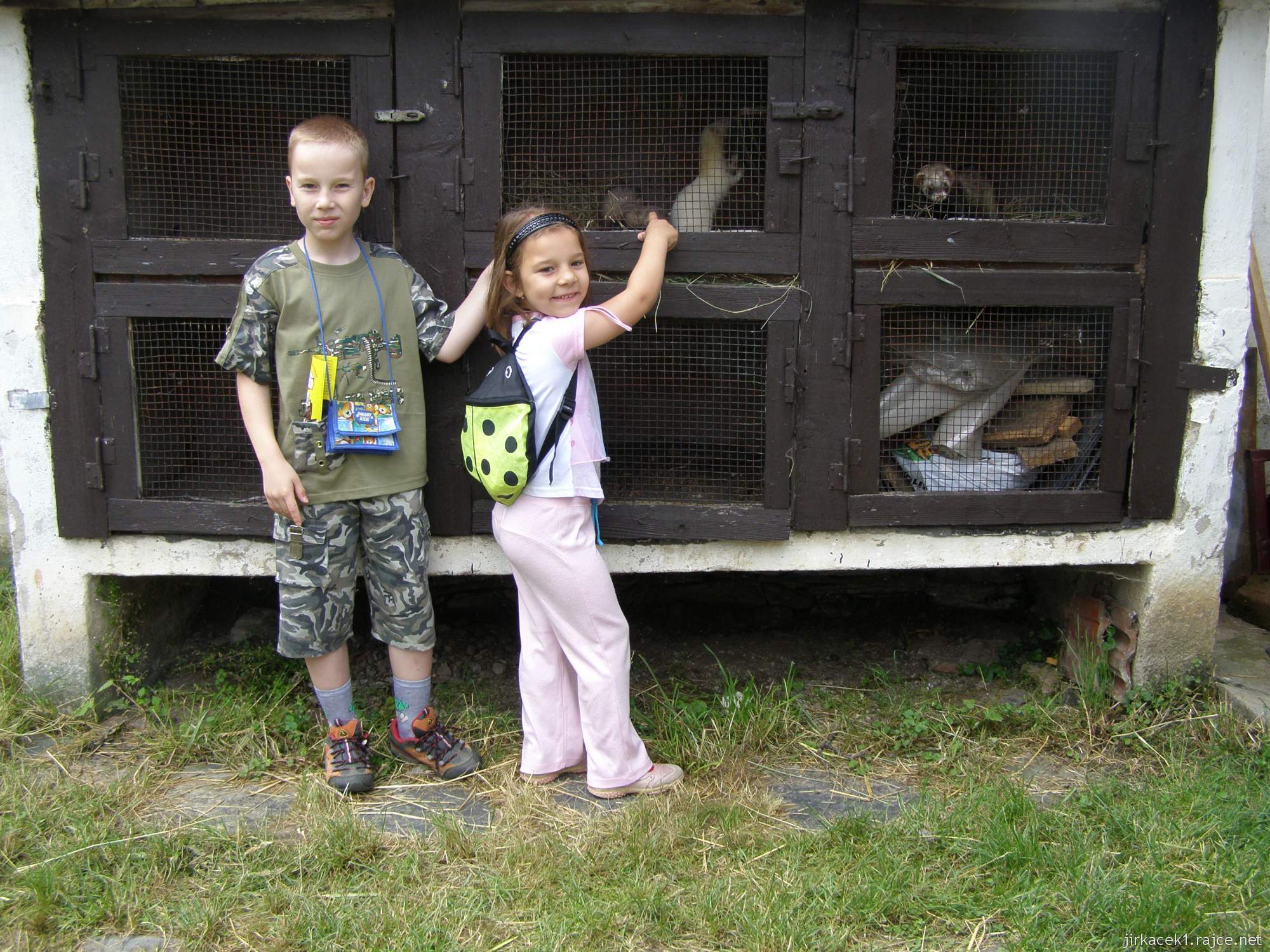 Hanácké skanzen Příkazy - děti u králíkárny