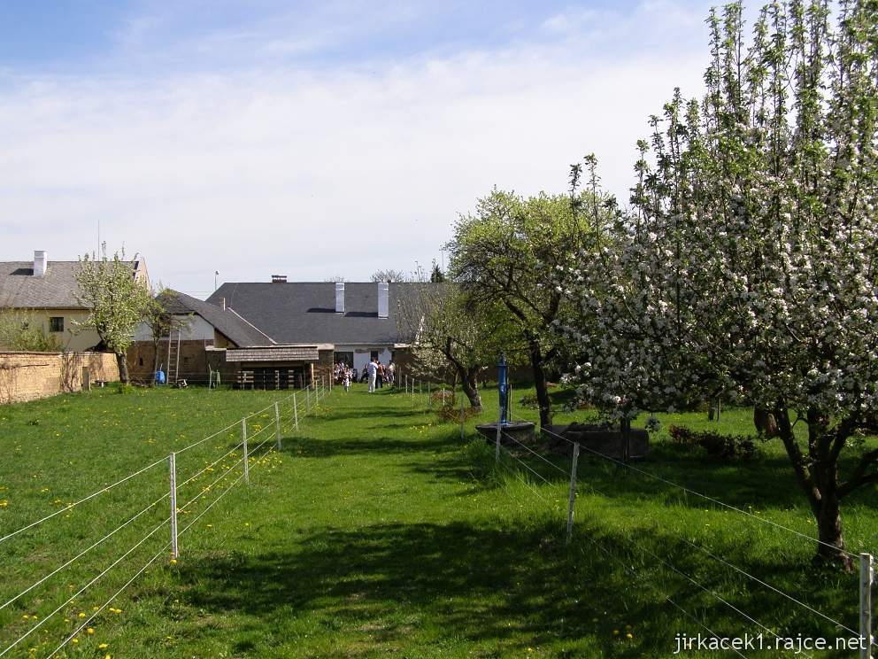 Hanácké skanzen Příkazy - pohled od stodoly na zahradu a statek