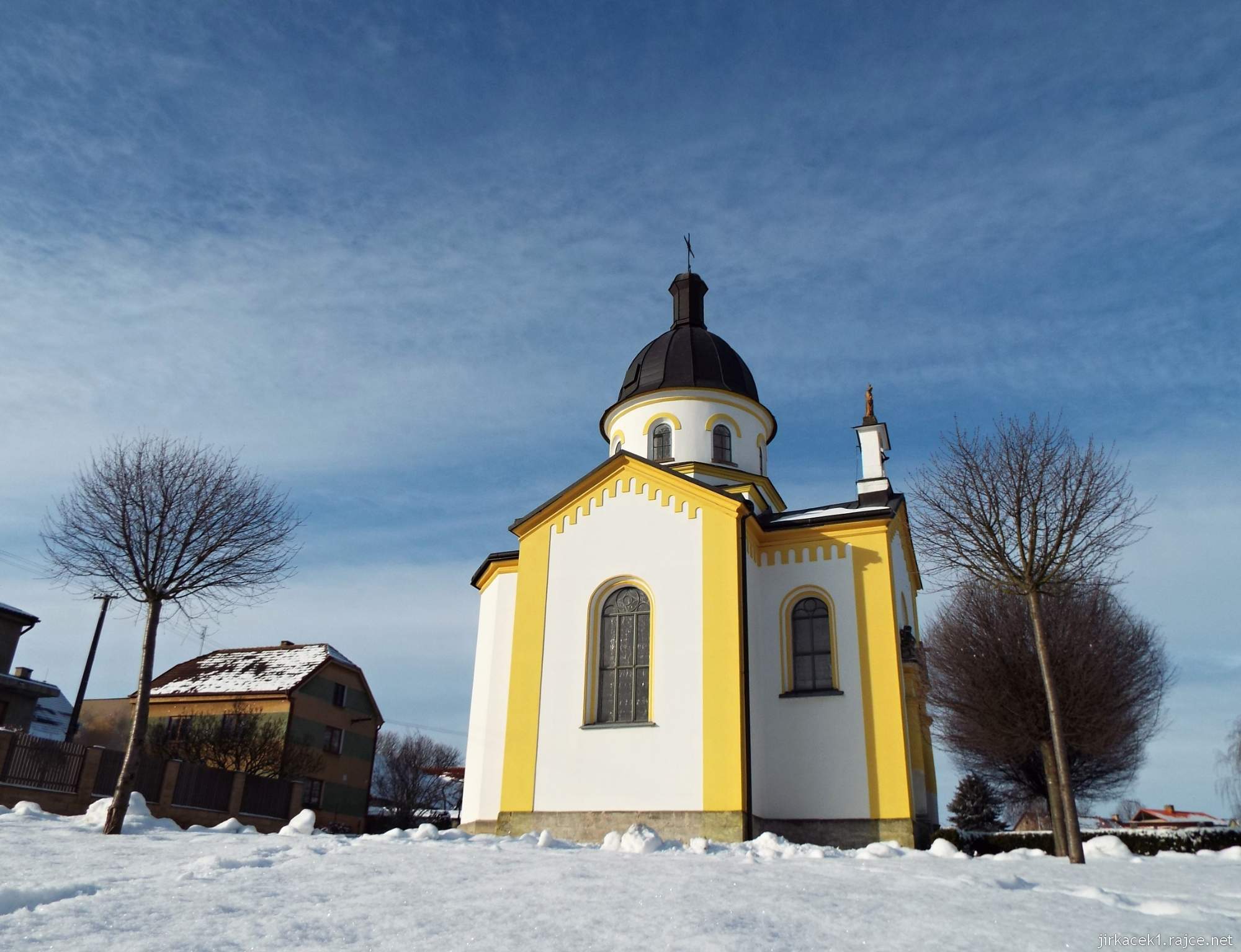 Sedliště - Kaple sv. Michaela archanděla - pohled od sněhové pokrývky