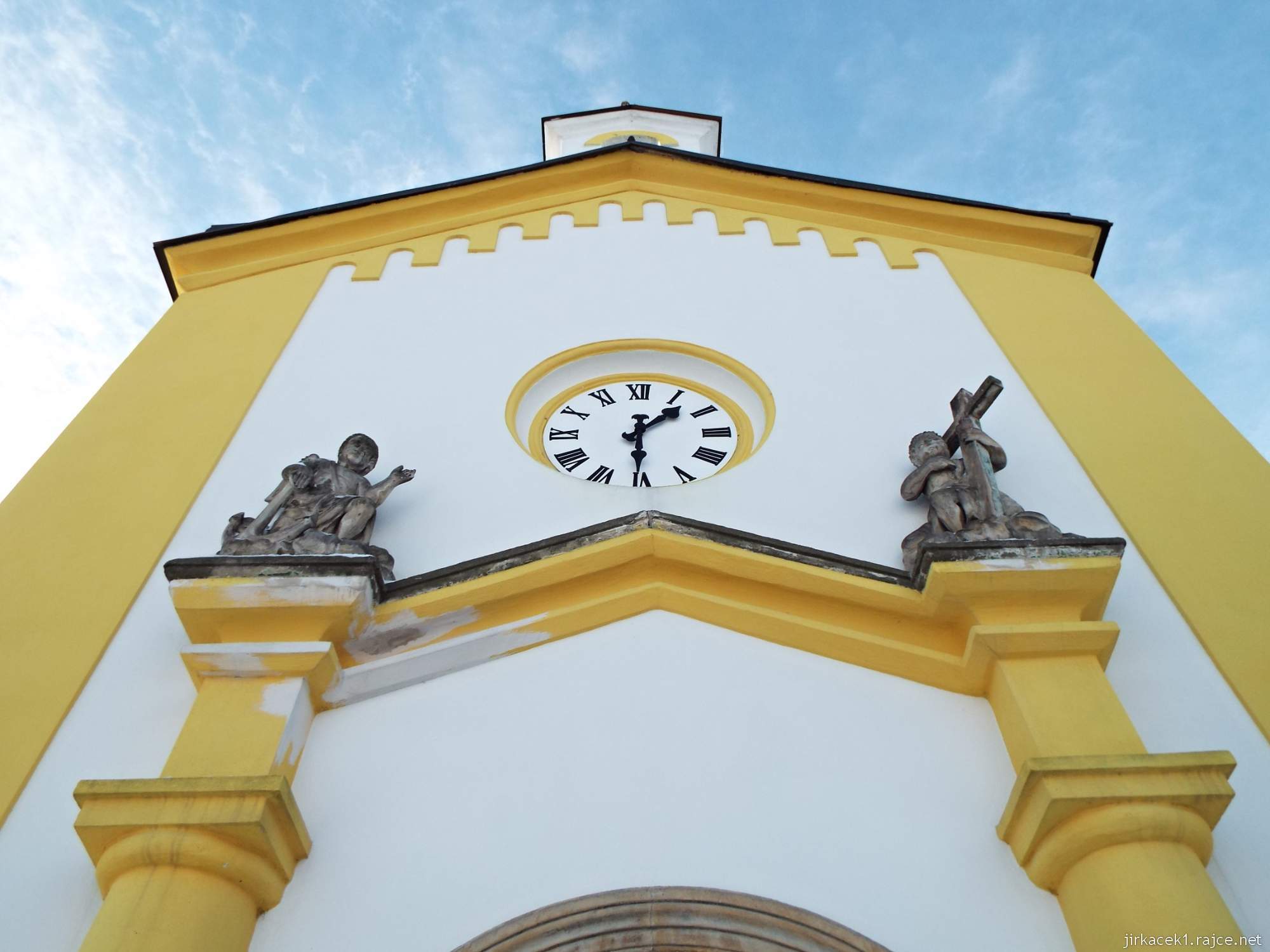 Sedliště - Kaple sv. Michaela archanděla - ciferník s hodinami a sochy dvou andělů nad vchodem