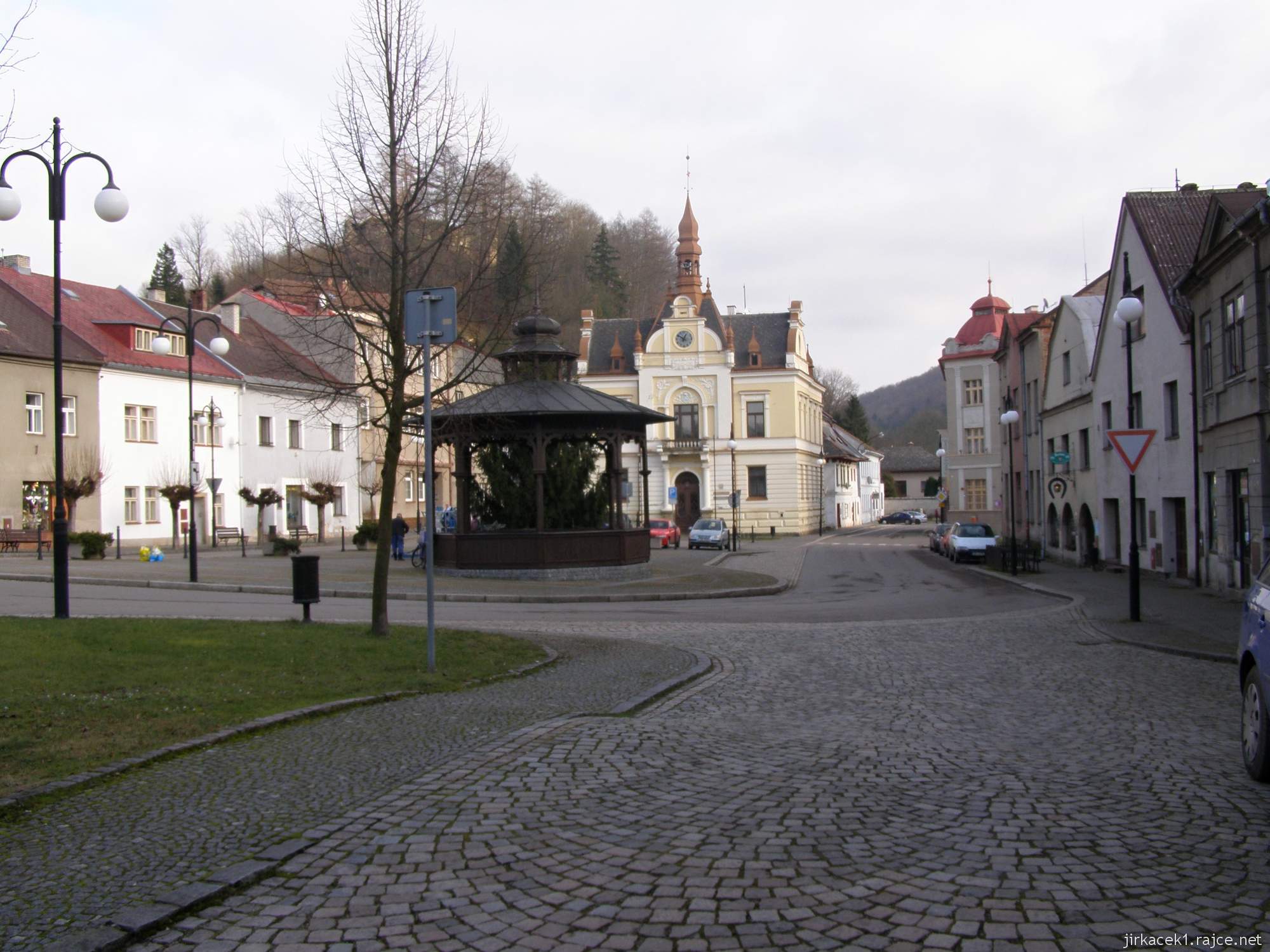 Brandýs nad Orlicí - Náměstí Komenského - střed náměstí a vzadu radnice