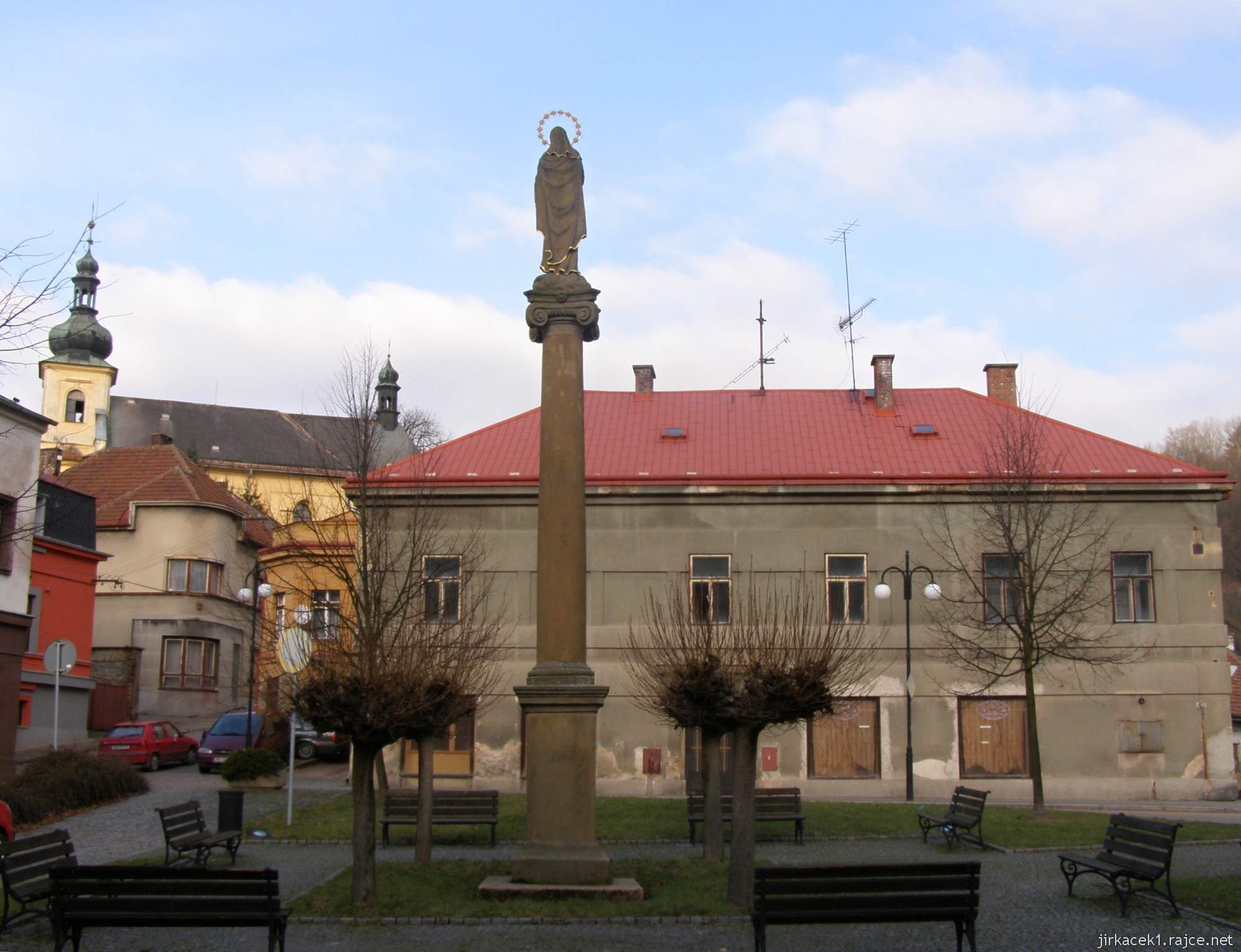 Brandýs nad Orlicí - Náměstí Komenského - Mariánský sloup, vzadu kostel