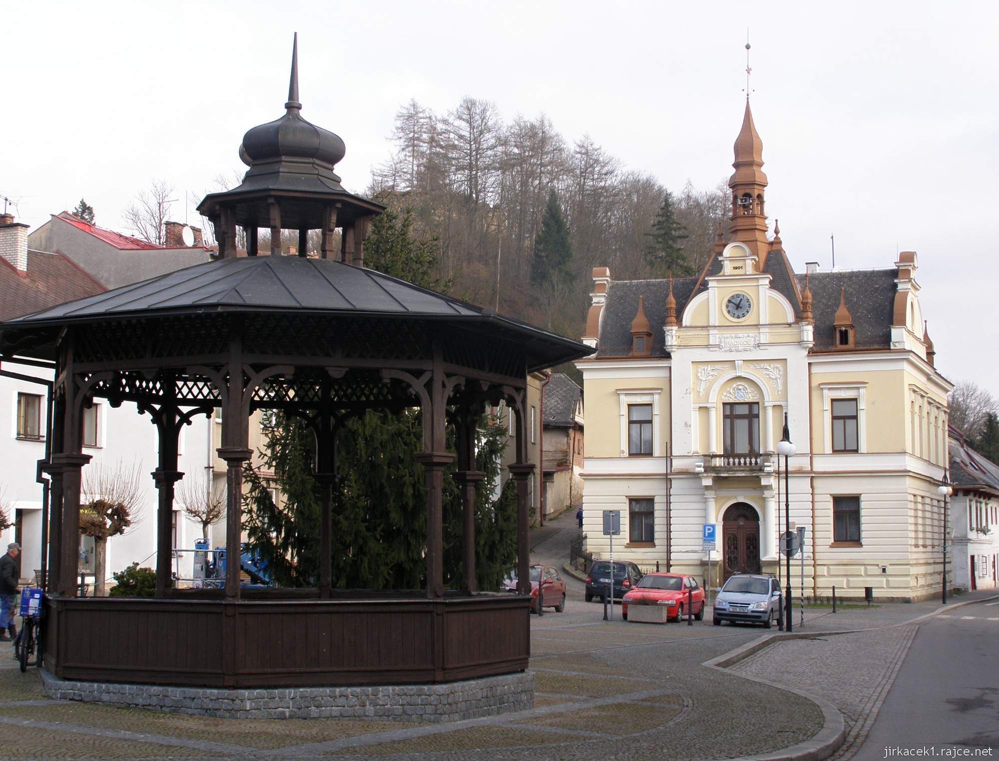 Brandýs nad Orlicí - Náměstí Komenského - altán a radnice